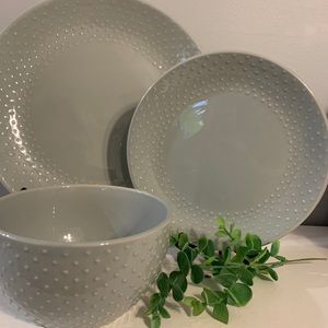 Dinnerware set